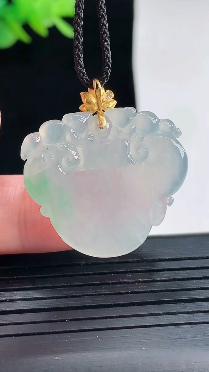 天然A货翡翠如意吊坠，尺寸26-29.5-3.6重量:6.31g
4月25日