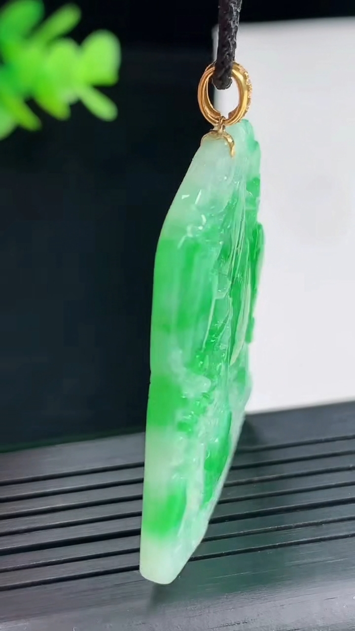 天然A货翡翠山水牌吊坠，尺寸44-35-4重量:15.04g
4月25日