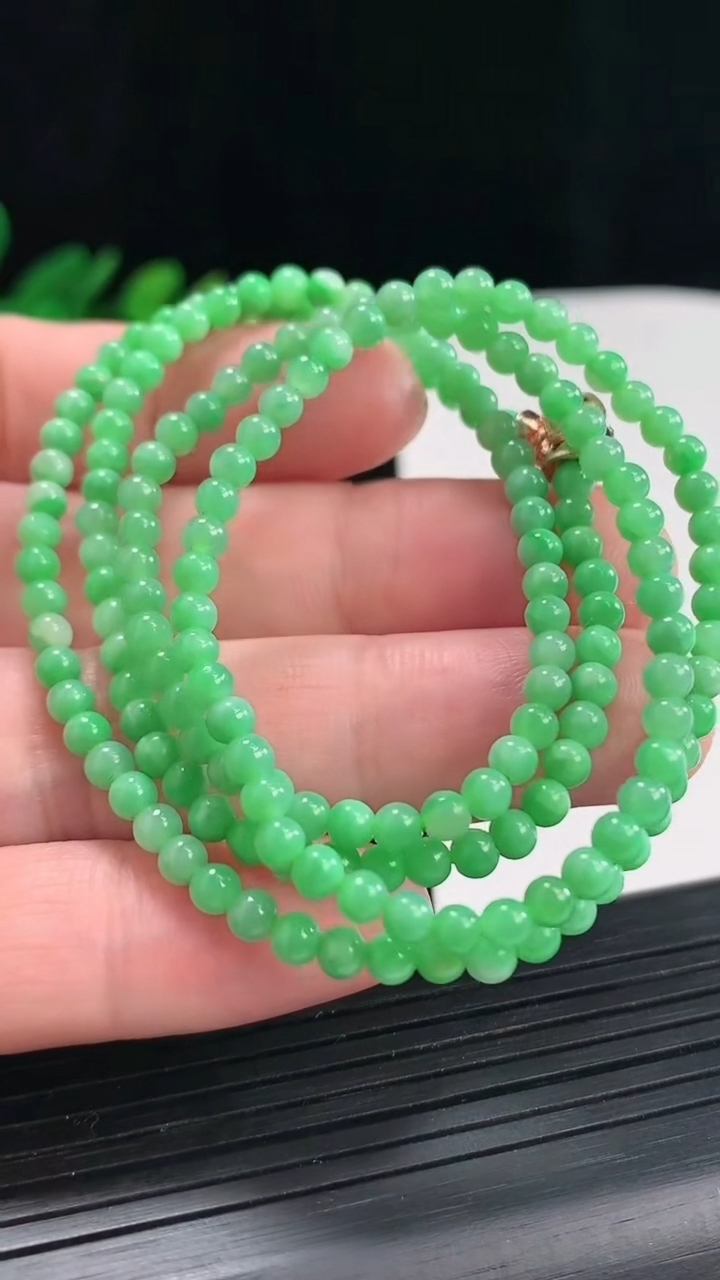 天然A货翡翠圆珠项链，尺寸3.5-180颗重量:13.89g4月25日
工厂直销收藏佳品,种好水足，色泽均匀，有种有色，上手高大气！