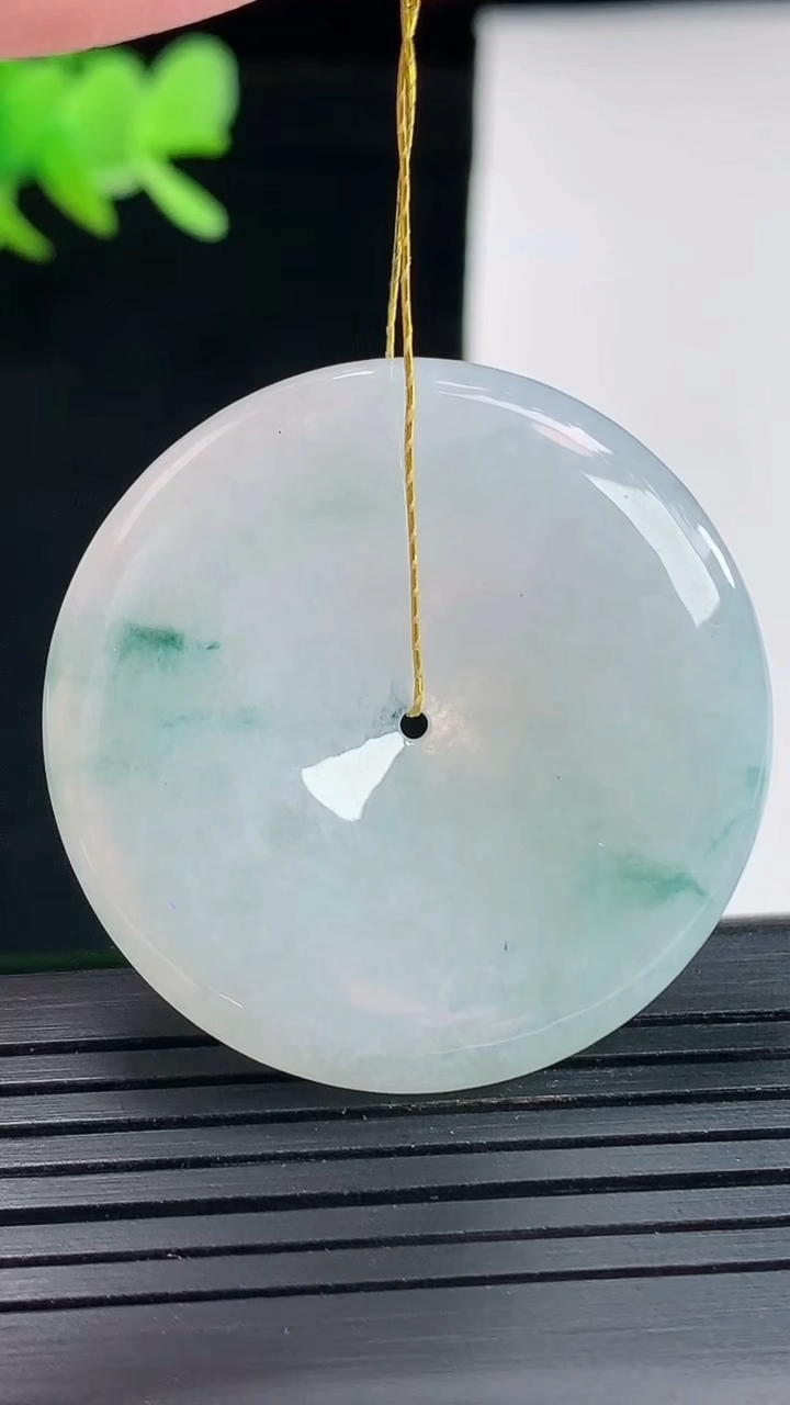 天然A货翡翠飘花平安扣吊坠，尺寸36-5.5重量:16.37g
4月25日