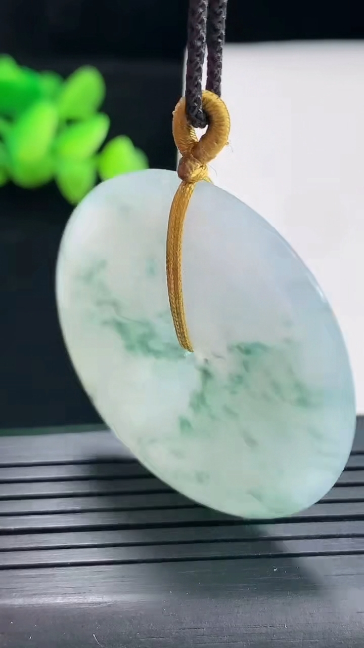 天然A货翡翠飘花平安扣吊坠，尺寸40.5-6重量:20.90g
4月25日