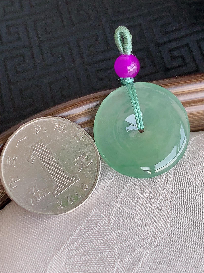 天然A货翡翠晴水平安扣吊坠 
尺寸24.4-3.8mm 重量5.38g 0425