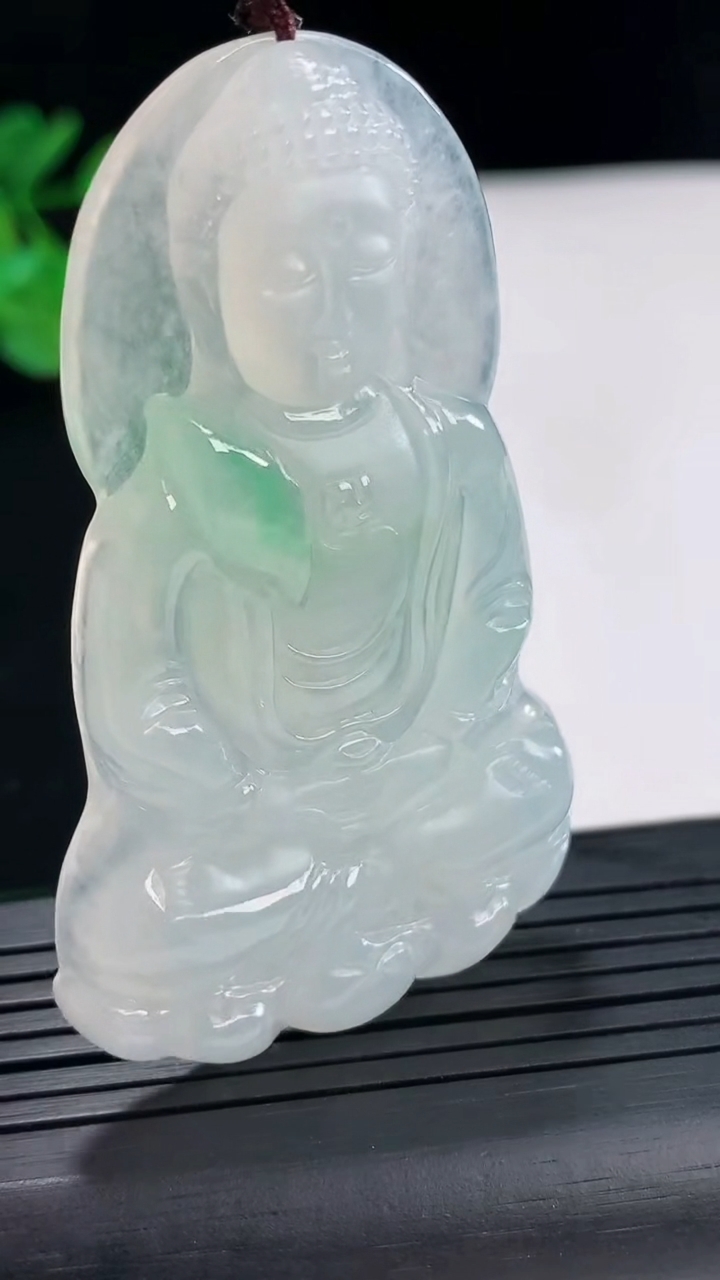 天然A货翡翠大日如来佛吊坠，尺寸61.6-38-6重量:26.93g
4月25日