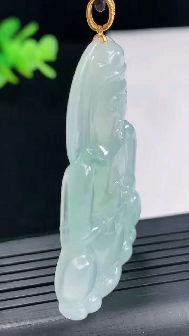 天然A货翡翠正装观音吊坠，尺寸53.5-36.2-5.2重量:18.34g
4月25日