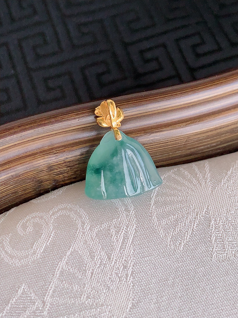 天然A货翡翠18K金扣头飘花莲蓬吊坠 
尺寸17.8-11.8-14.5-7.2mm 重量2.12g