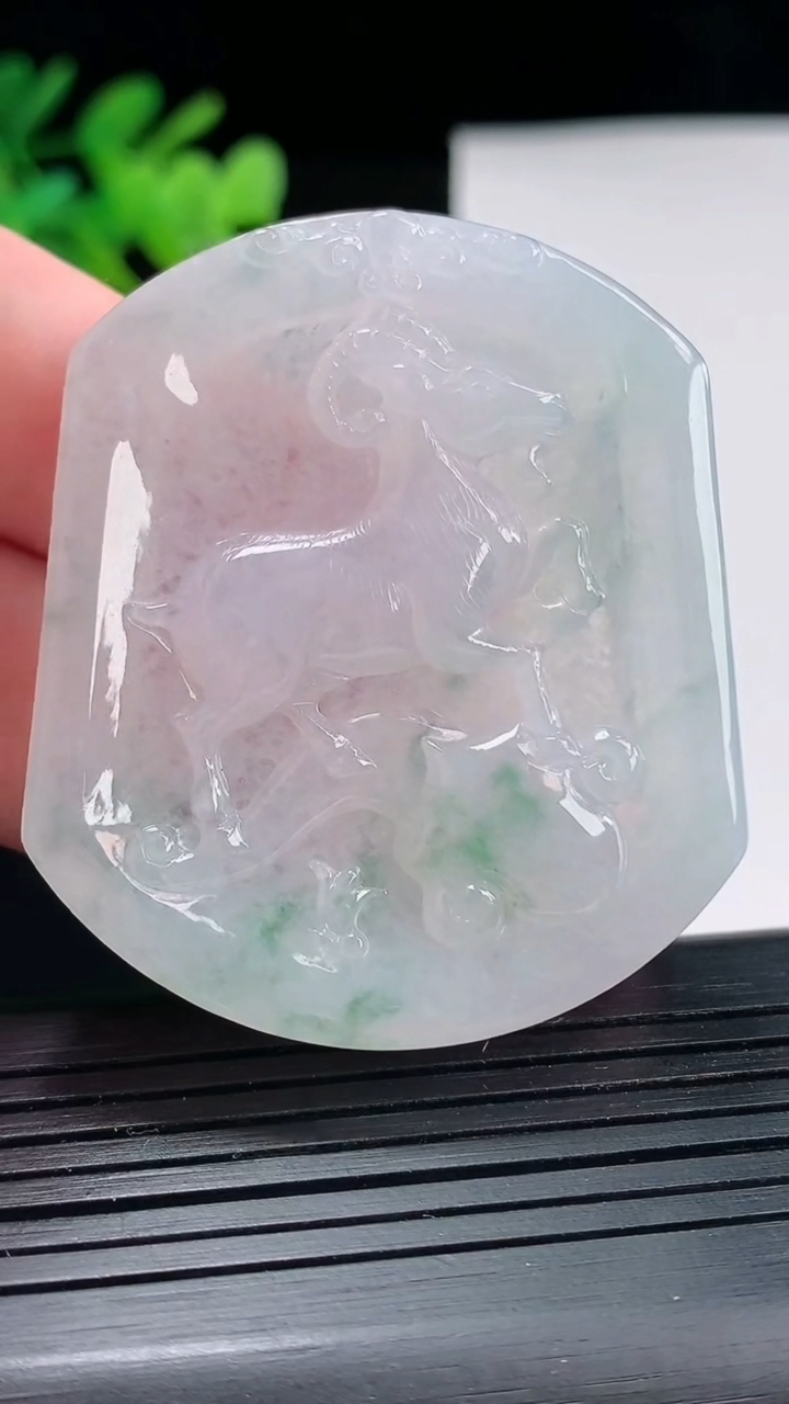 天然A货翡翠飘花生肖羊吊坠，尺寸50-42.2-5.2重量:23.09g
4月25日