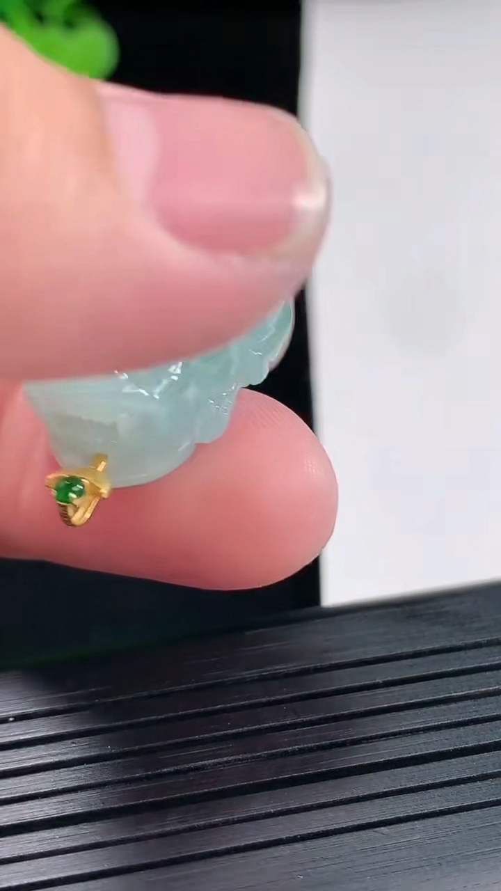 天然A货翡翠18k金飘花貔貅吊坠，尺寸25-17-12重量:10.76g
4月25日