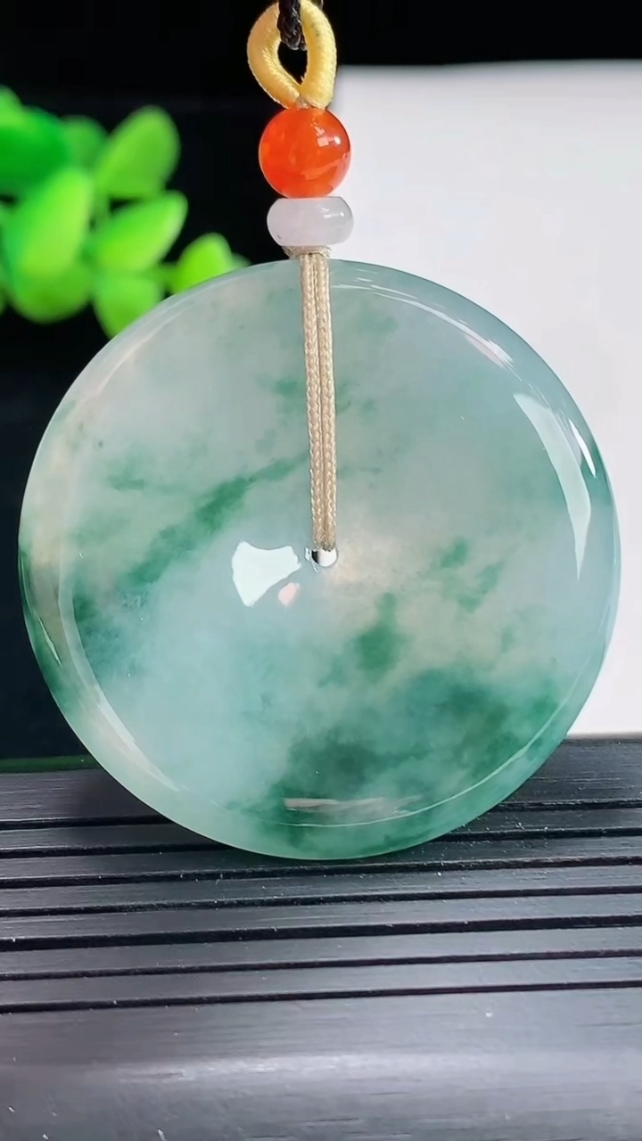 天然A货翡翠飘花平安扣吊坠，尺寸40-5.6重量:20.70g
4月25日