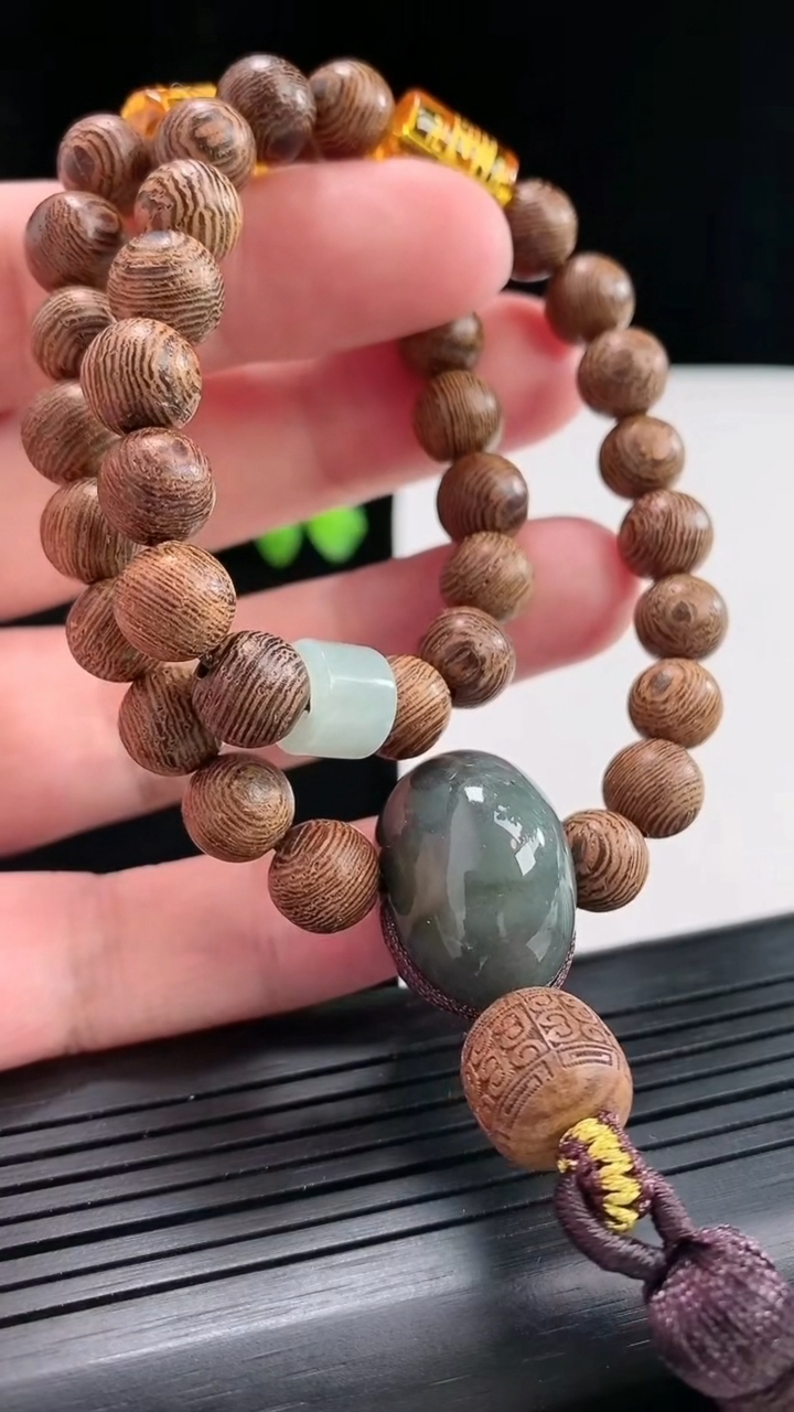 天然A货翡翠飘花圆珠檀香项链，尺寸14-21颗重:29.22g2554月25日
工厂直销收藏佳品,种好水足，色泽均匀，有种有色，上手高大气！