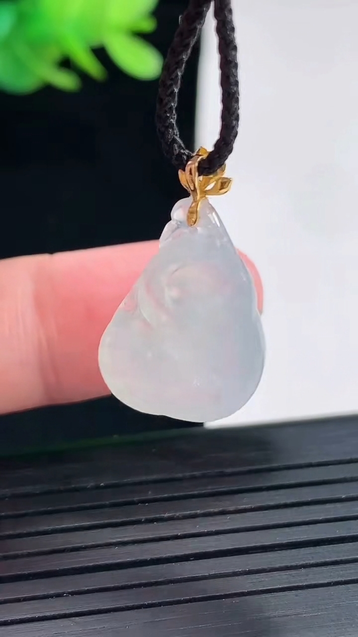 天然A货翡翠种白冰如意吊坠，尺寸22-14.5-5.2重量:2.67g
4月25日