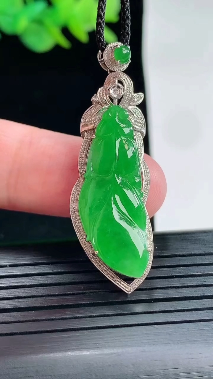 天然A货翡翠年年有余吊坠，尺寸44-14-6，裸石30-11重量:5.31g
4月25日