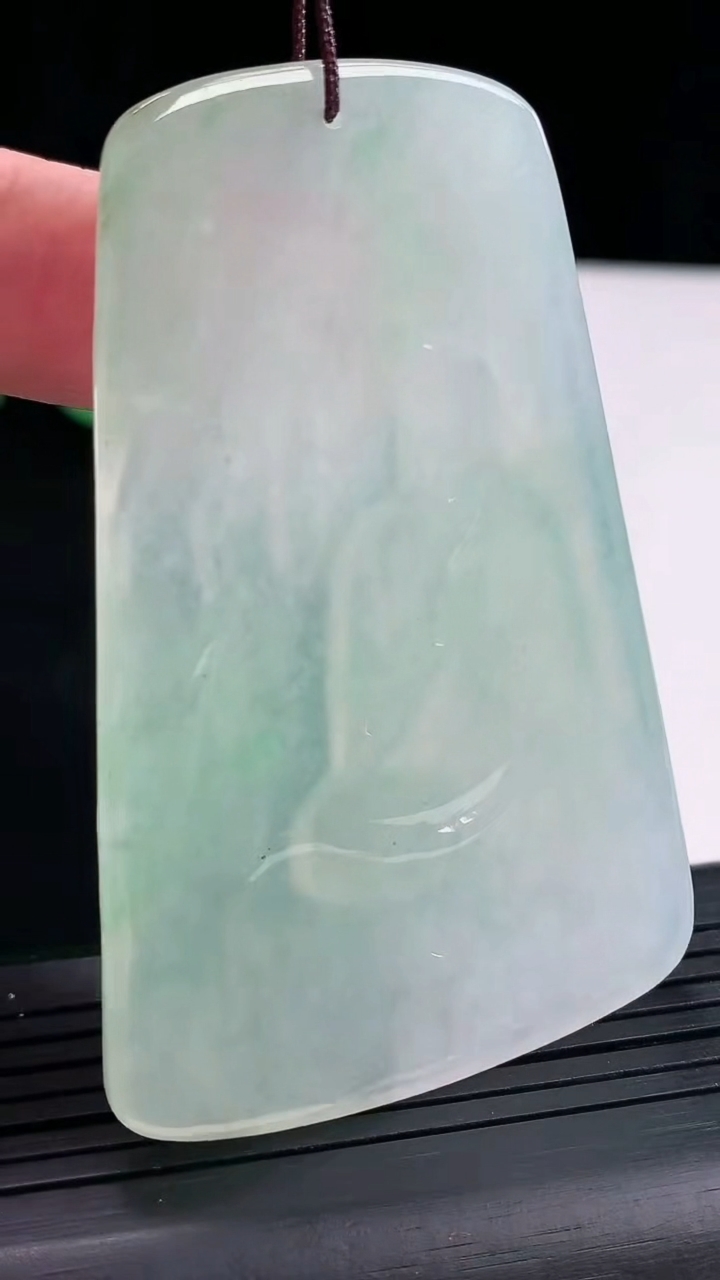 天然A货翡翠大日如来佛吊坠，尺寸67.5-44.5-5.5重量:35.95g
4月25日