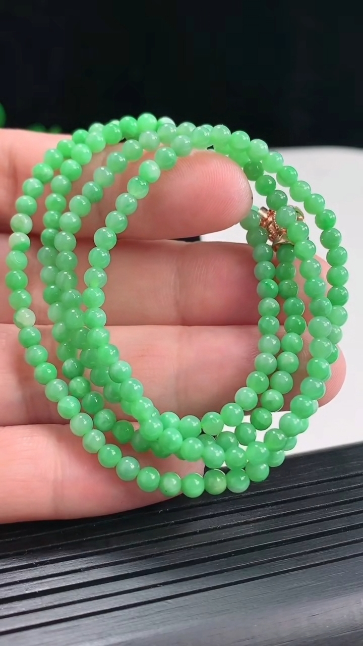天然A货翡翠圆珠项链，尺寸3.5-180颗重量:13.89g4月25日
工厂直销收藏佳品,种好水足，色泽均匀，有种有色，上手高大气！