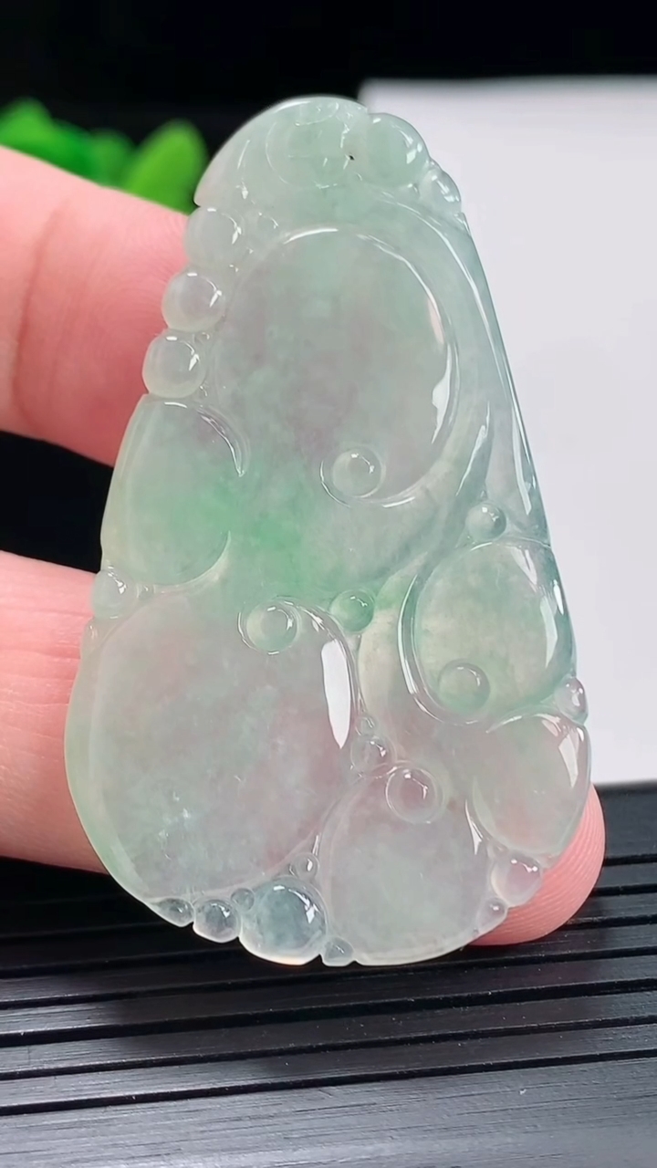 天然A货翡翠如意吊坠，尺寸53.5-31-2.5重量:9.66g
4月25日