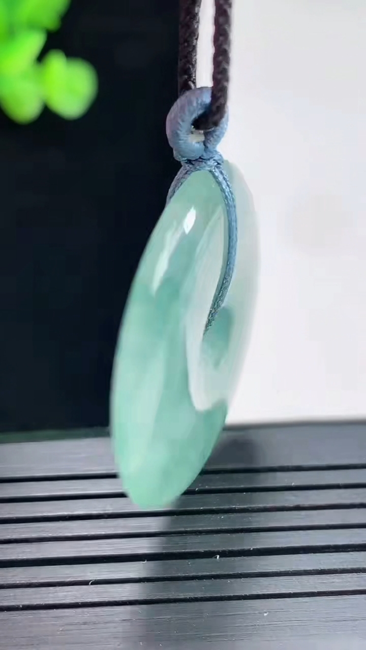 天然A货翡翠飘花平安扣吊坠，尺寸33-5.2重量:12.52g
4月25日