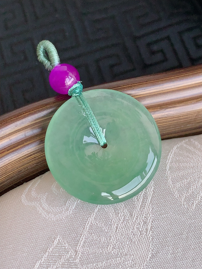 天然A货翡翠晴水平安扣吊坠 
尺寸24.4-3.8mm 重量5.38g 0425