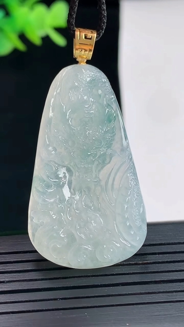 天然A货翡翠18k金飘花龙牌吊坠，尺寸42-24-5.8重量:11.87g
4月25日