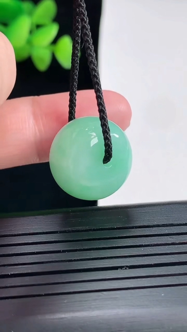 天然A货翡翠路路通吊坠尺寸18-12.8重量:8.26g
4月25日