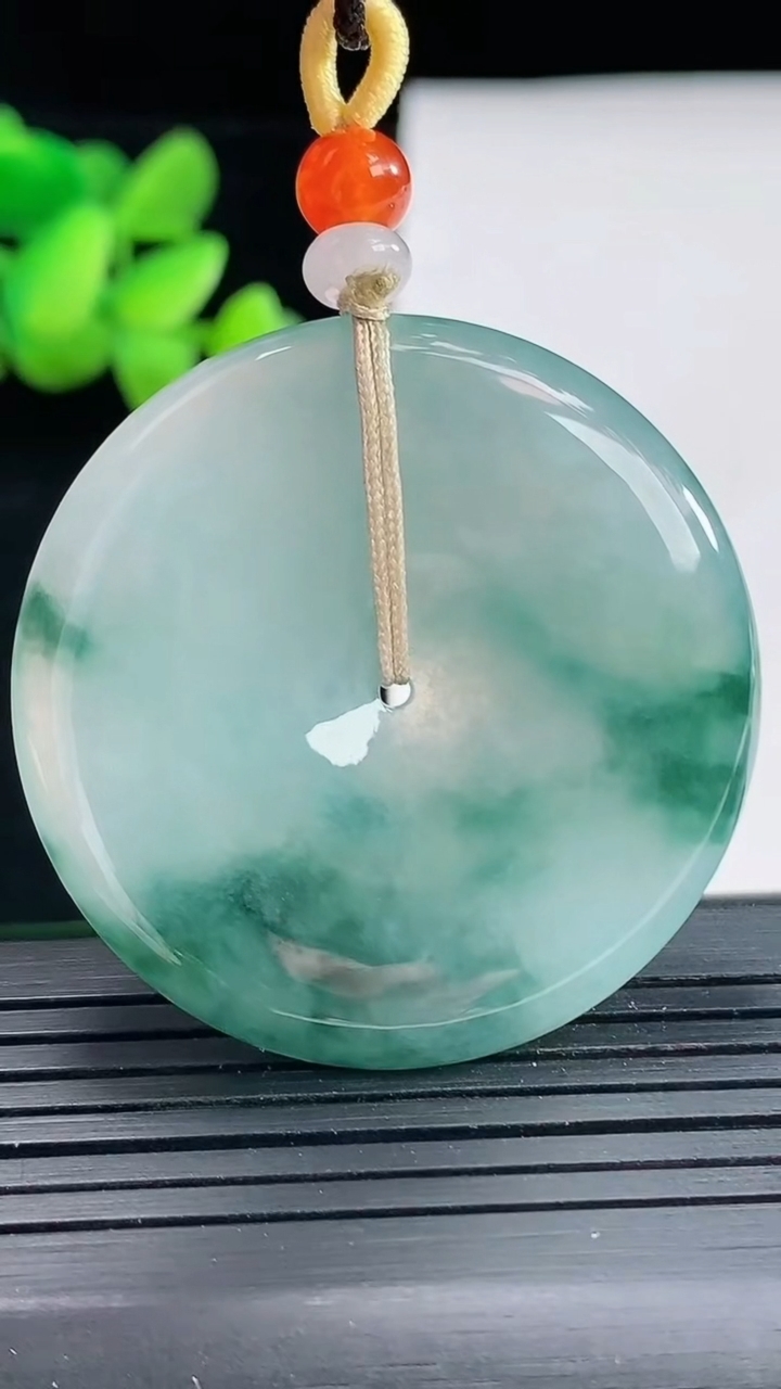 天然A货翡翠飘花平安扣吊坠，尺寸40-5.6重量:20.70g
4月25日