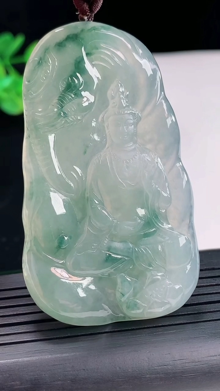 天然A货翡翠祥龙大日如来佛吊坠，尺寸74-42.6-4.6重量:40.73g
4月25日