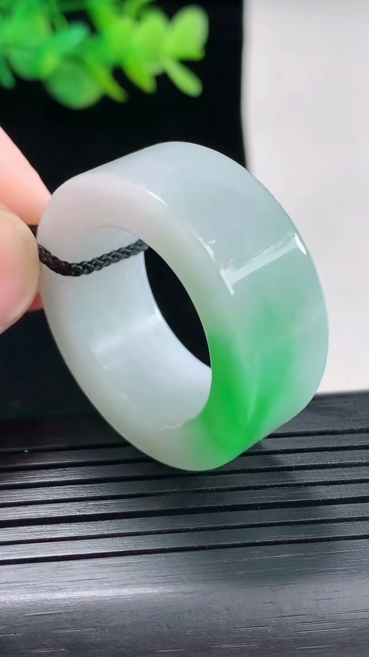 天然A货翡翠玉指环 扳指，尺寸22-12-6重量:21.53g2026年4月25日
工厂直销收藏佳品,种好水足，色泽均匀，有种有色，上手高大气！