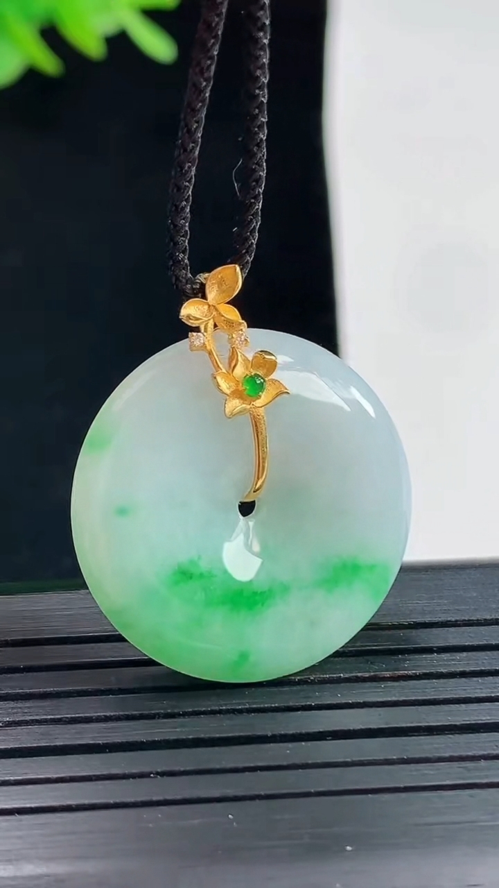 天然A货翡翠平安扣吊坠，尺寸25.5-5.2重量:7.76g
4月25日