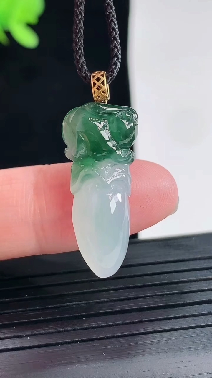 天然A货翡翠18k金飘花生肖兔吊坠，尺寸27-12-6重量:3.45g
4月25日