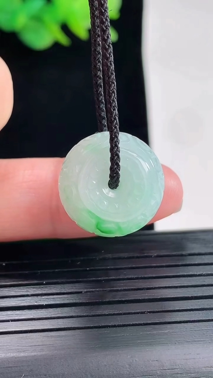 天然A货翡翠雕花路路通吊坠，尺寸17.5-11.5重量:6.62g
4月25日