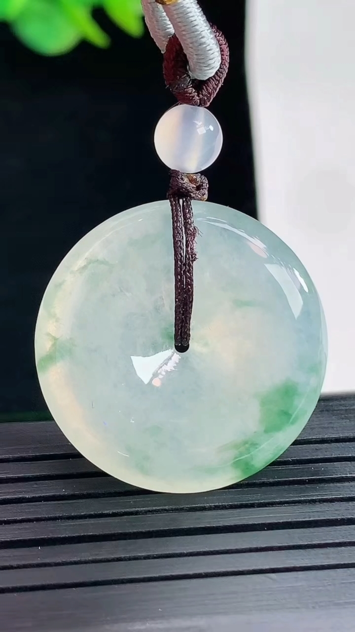 天然A货翡翠冰种飘花平安扣吊坠，尺寸28-5.5重量:11.37g
4月25日