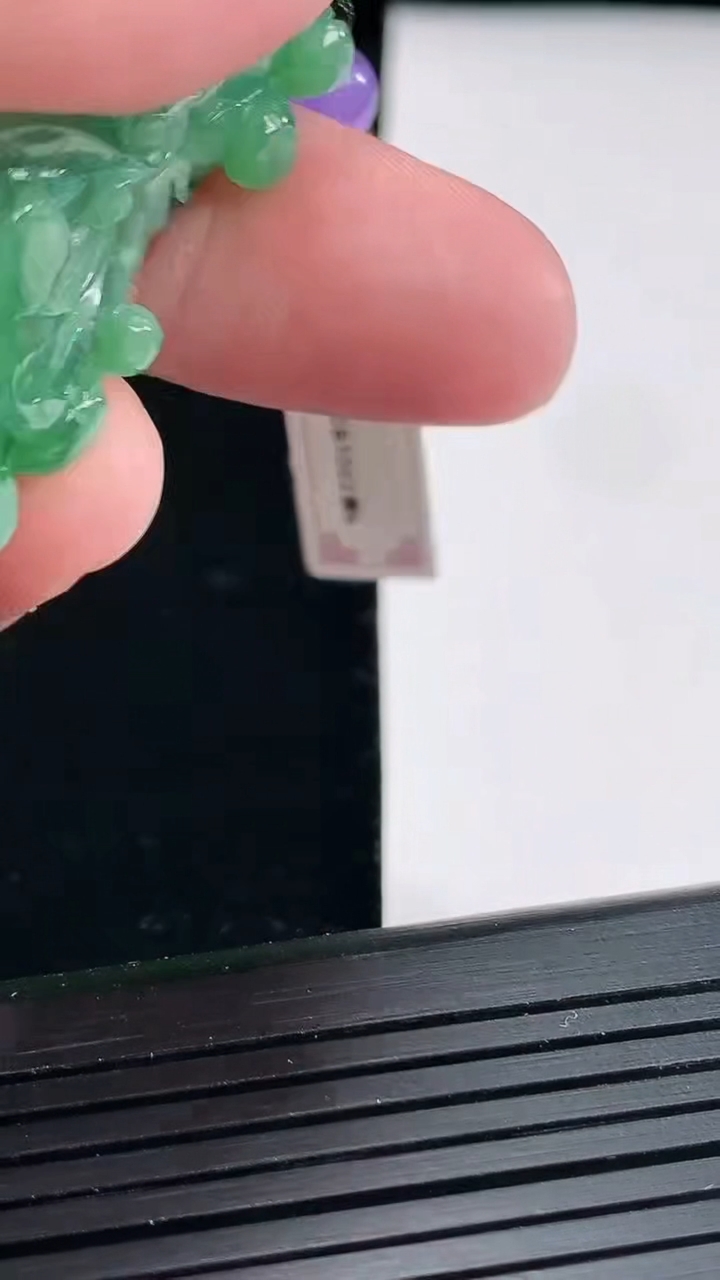 天然A货翡翠白菜吊坠，尺寸52-21.3-11重:16.41
4月25日