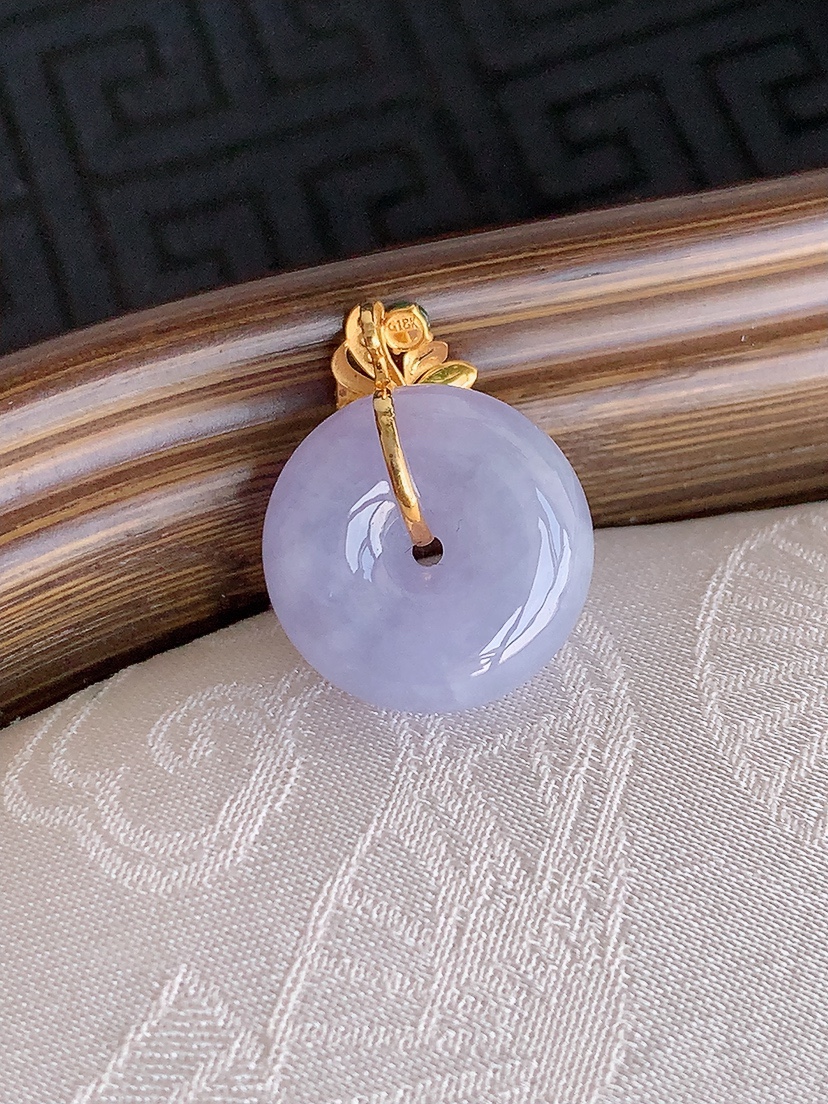 天然A货翡翠18K金镶嵌紫罗兰平安扣吊坠 
尺寸18.6-14.4-5.3mm 重量2.64g 04