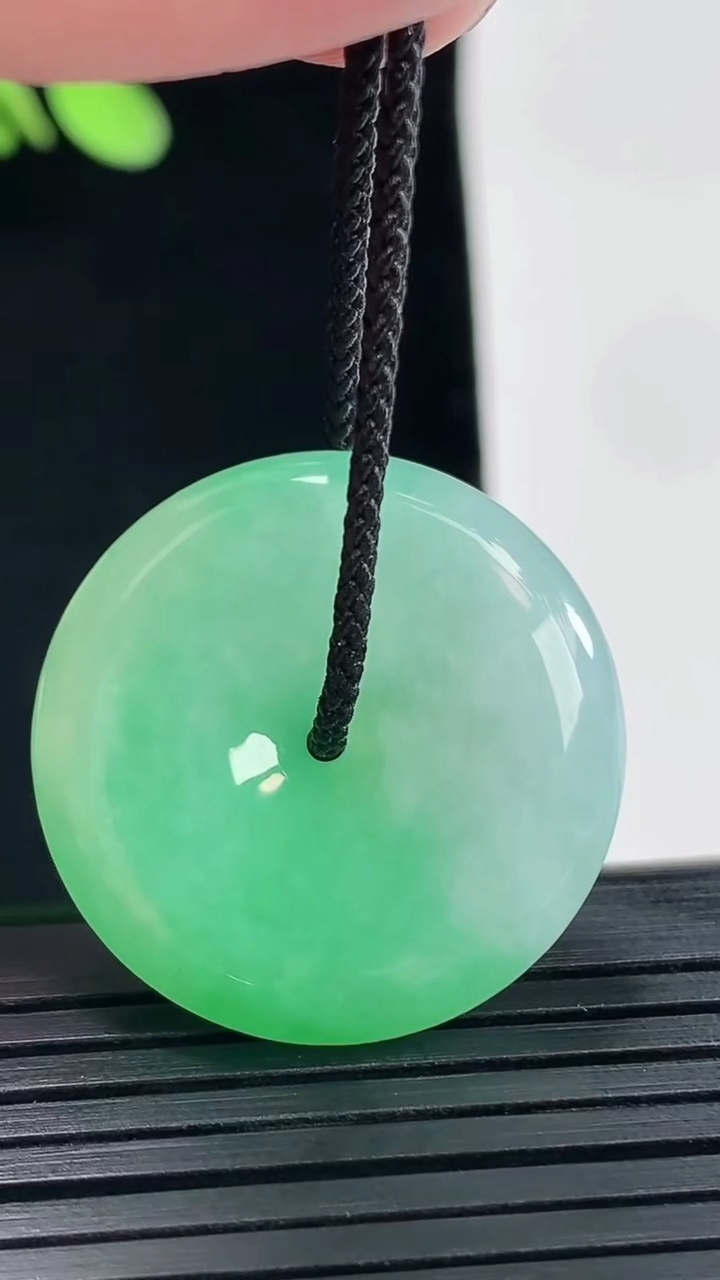 天然A货翡翠平安扣吊坠，尺寸26-5.2重量:8.14g
4月25日