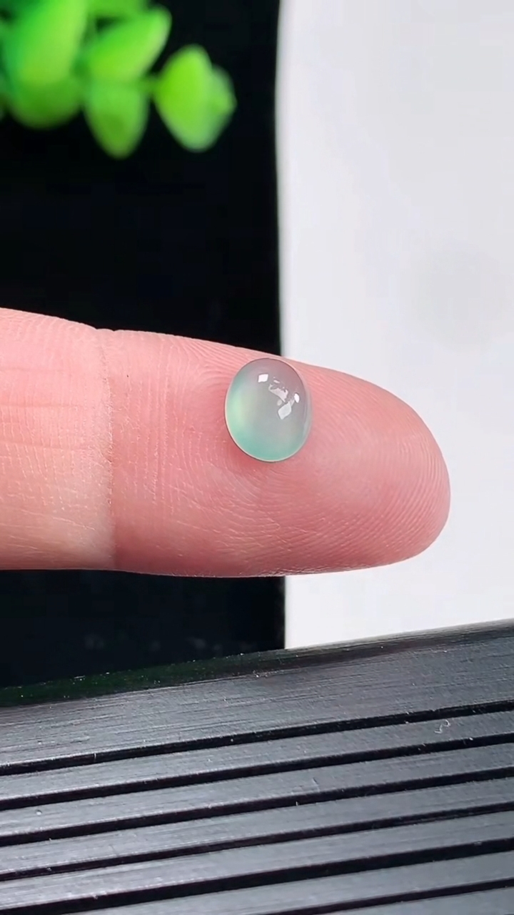 天然A货翡翠蛋面镶嵌件，尺寸7.4-6-2.7重:0.20g255
4月25日