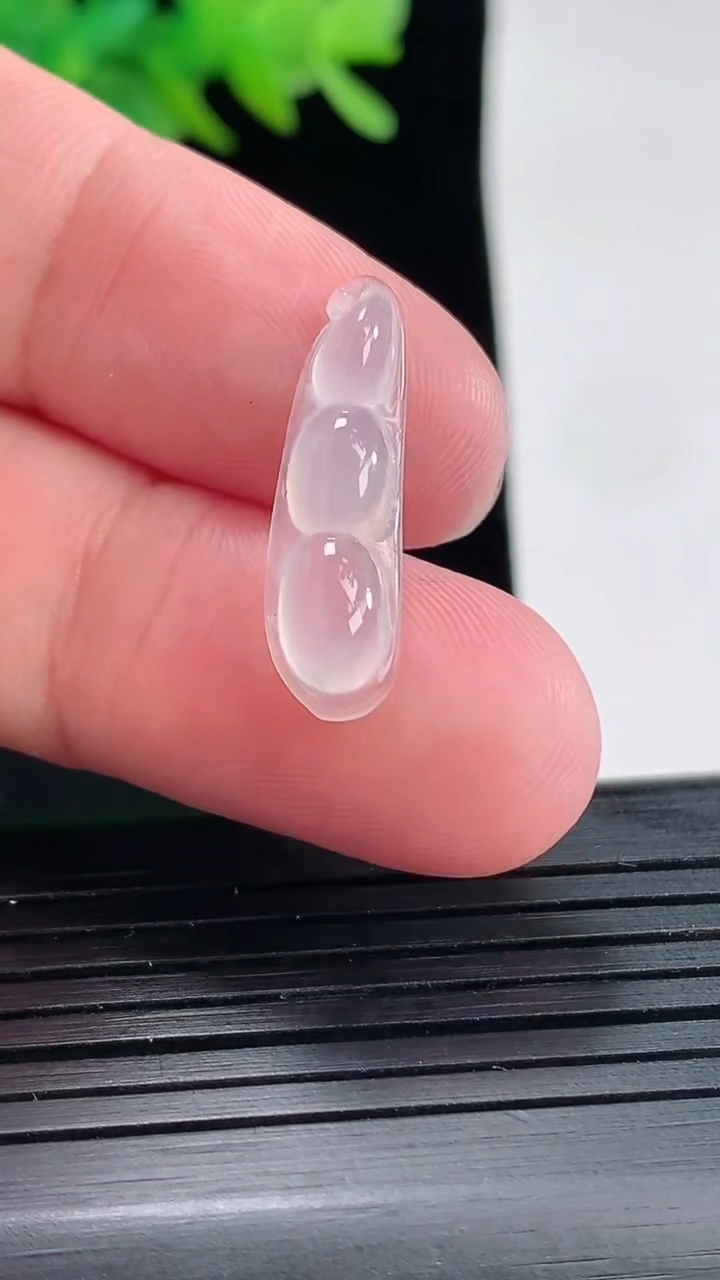 天然A货翡翠福豆吊坠，尺寸23-6.5-3.6重量:1.13g
4月25日