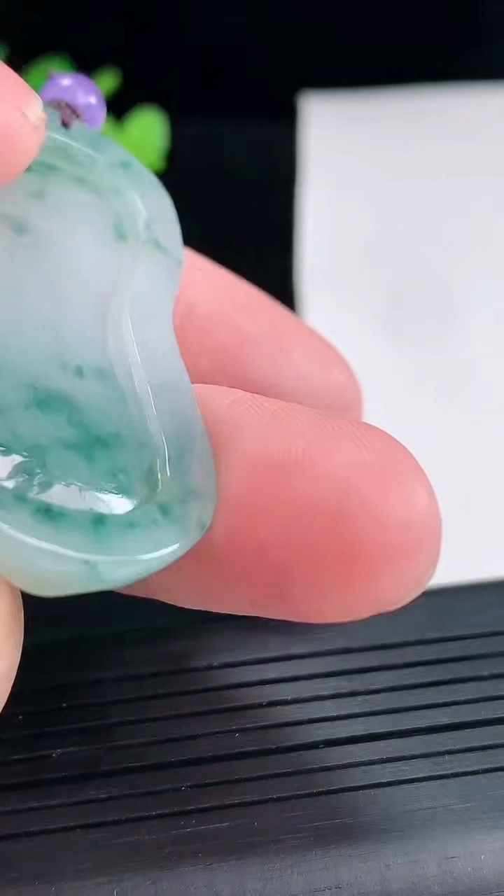 天然A货翡翠飘花祥龙观音吊坠，尺寸52-26-5重量:15.07g
4月25日