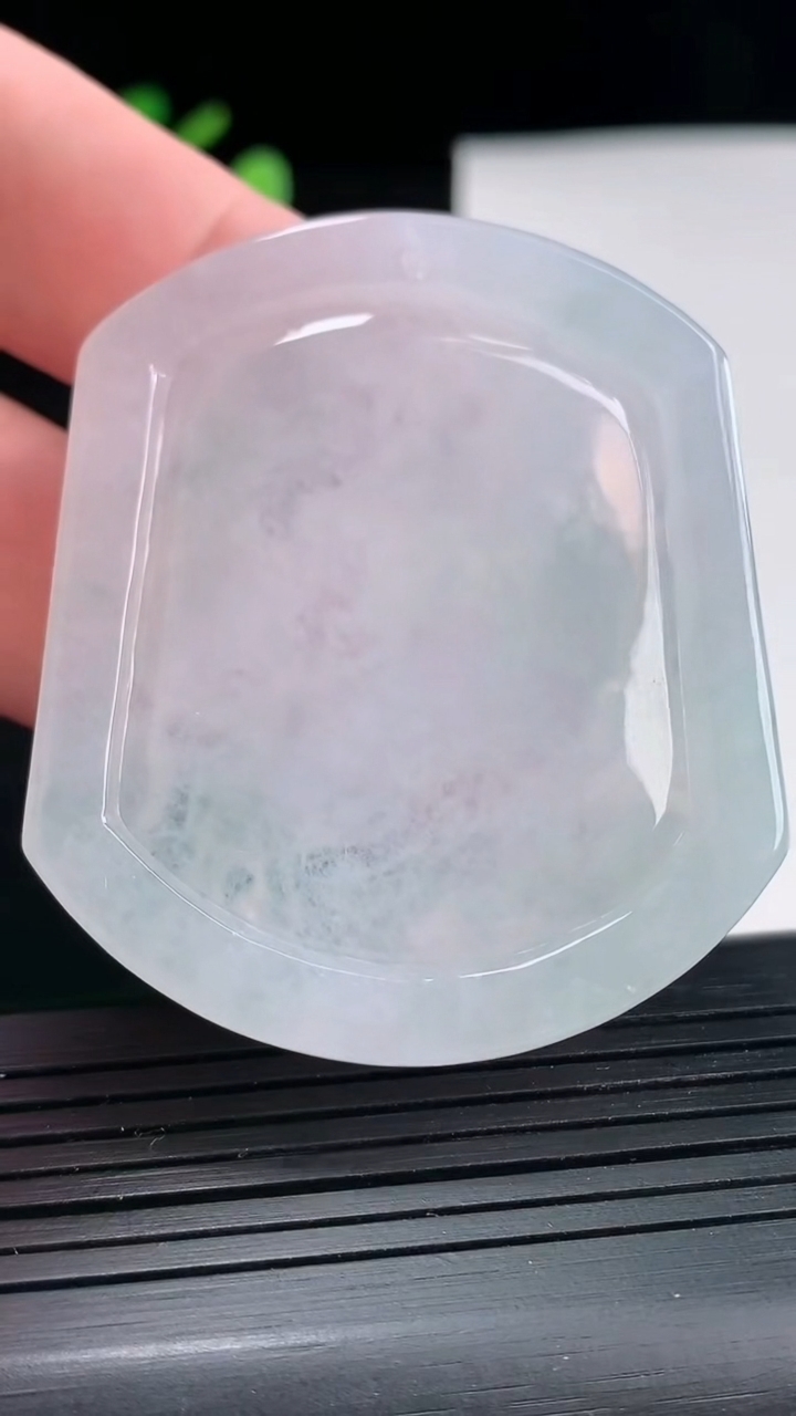 天然A货翡翠麒麟吊坠，尺寸53-44.8-5重量:28.57g
4月25日