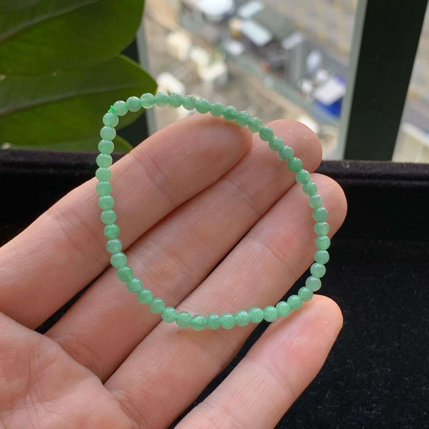 A货天然翡翠冰糯种满绿小米珠手链重量3.72
4月25日