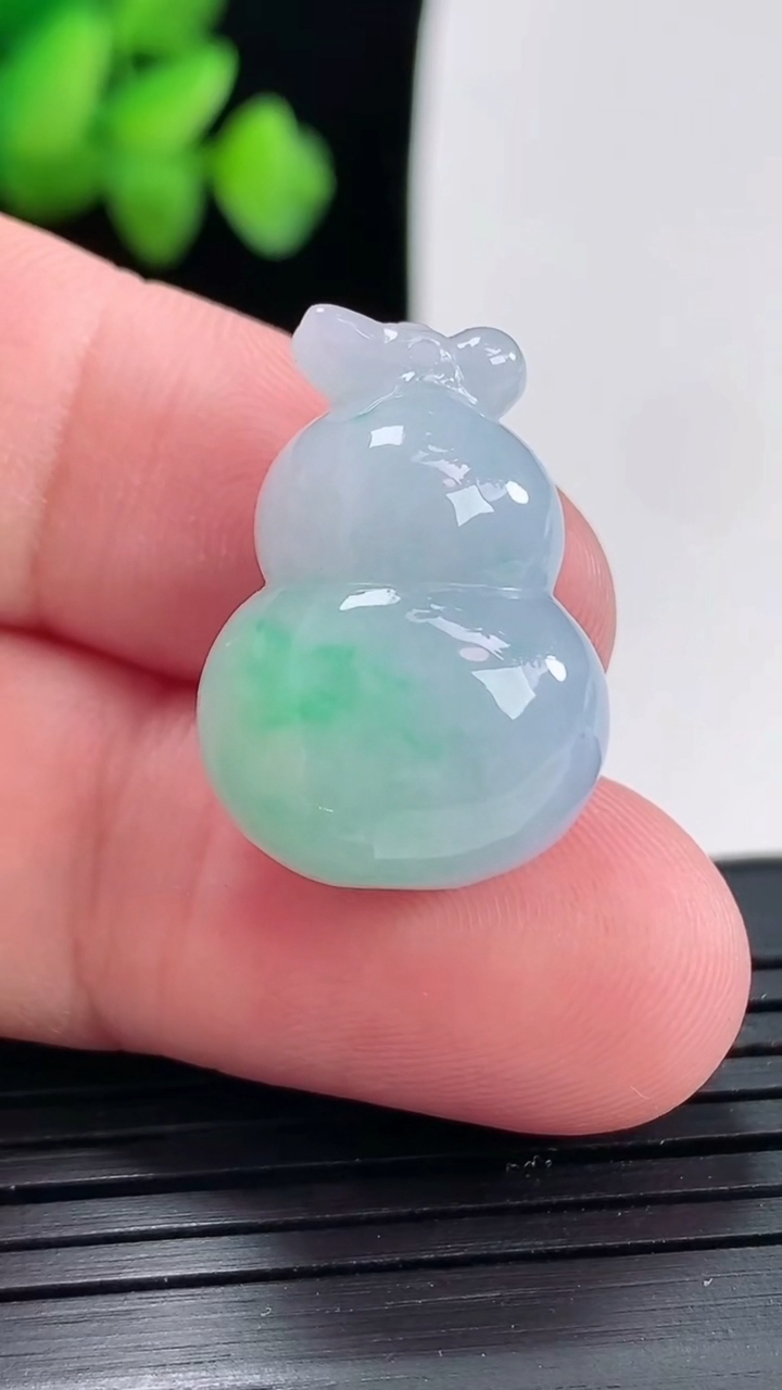 天然A货翡翠春带彩 紫罗兰葫芦吊坠尺寸23-16.6-12重量:7.42g
4月25日