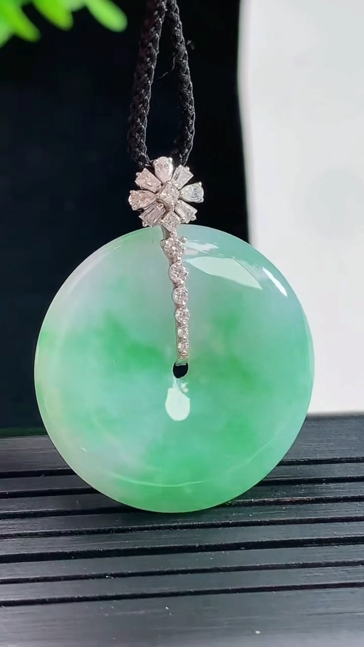 天然A货翡翠平安扣吊坠，尺寸27-5.2重量:8.66g
4月25日