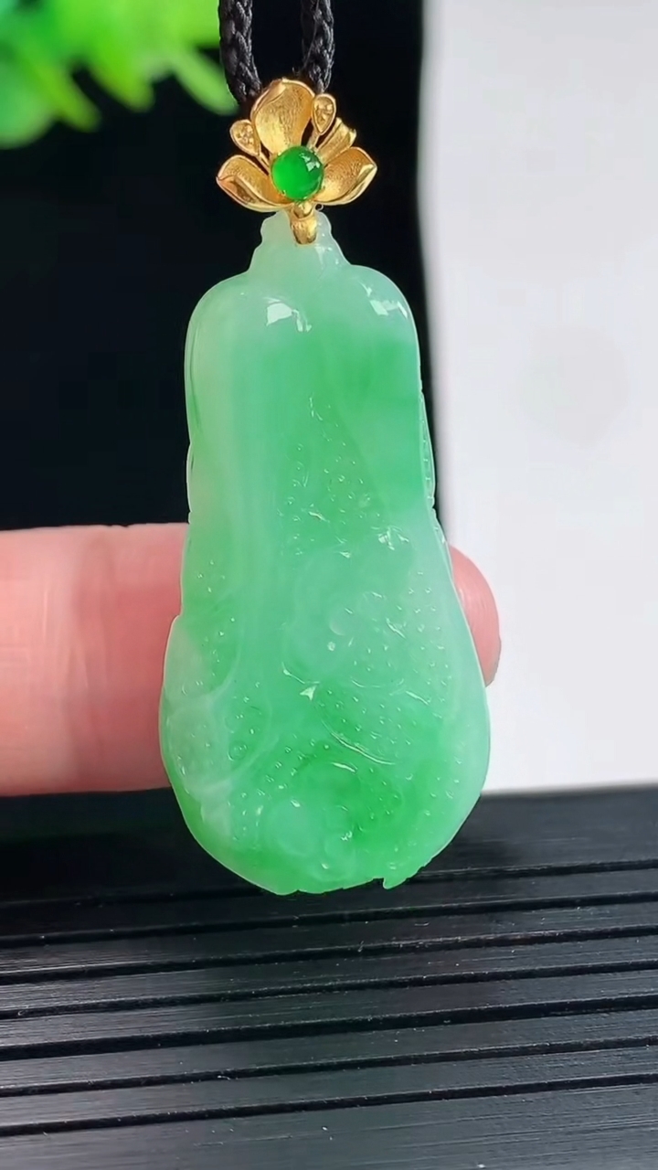 天然A货翡翠白菜吊坠，尺寸33-17.5-6重量:7.26g
4月25日