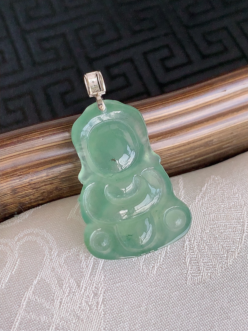 天然A货翡翠18K金扣头晴水宝宝佛吊坠 
尺寸32-26.6-18.3-4.2mm 重量3.65g 