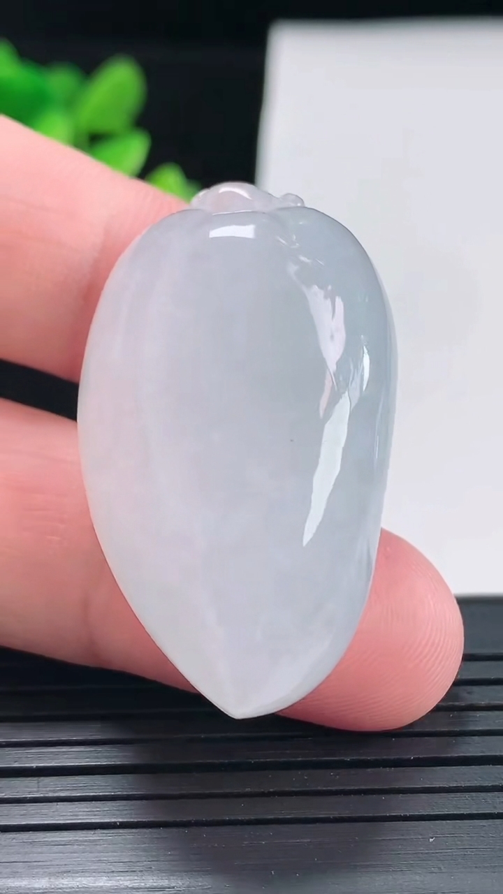 天然A货翡翠福瓜吊坠，尺寸40-23-14重量:25.03g
4月25日