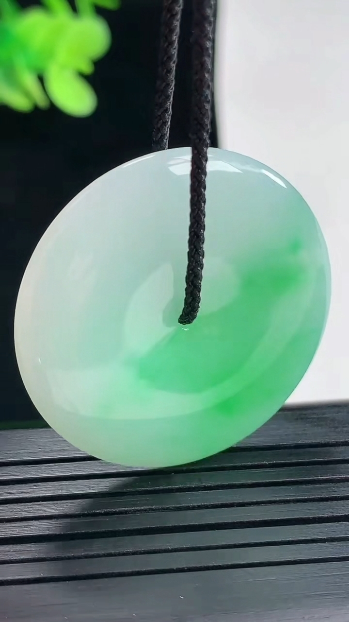 天然A货翡翠平安扣吊坠，尺寸34-5重量:12.94g
4月25日