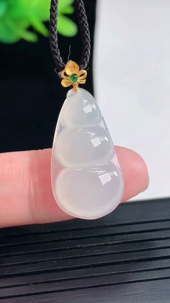 天然A货翡翠种白冰福豆吊坠，尺寸25-14-3.8重量:2.27g
4月25日