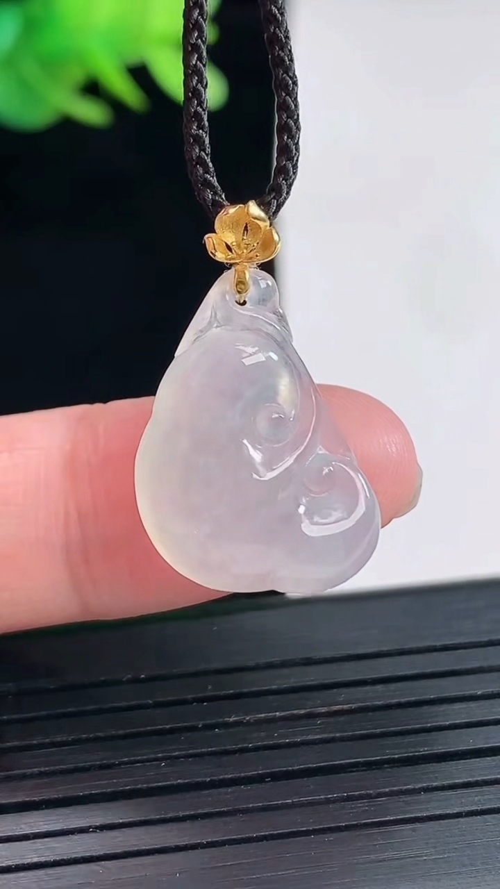天然A货翡翠种白冰如意吊坠，尺寸22-14.5-5.2重量:2.67g
4月25日
