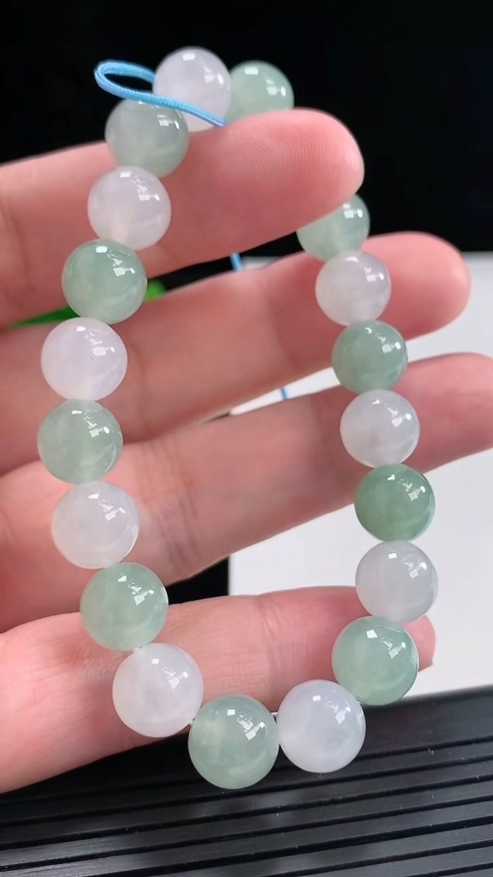 天然A货翡翠圆珠手串，尺寸9.5-20颗重量:30.05g4月25日
工厂直销收藏佳品,种好水足，色泽均匀，有种有色，上手高大气！