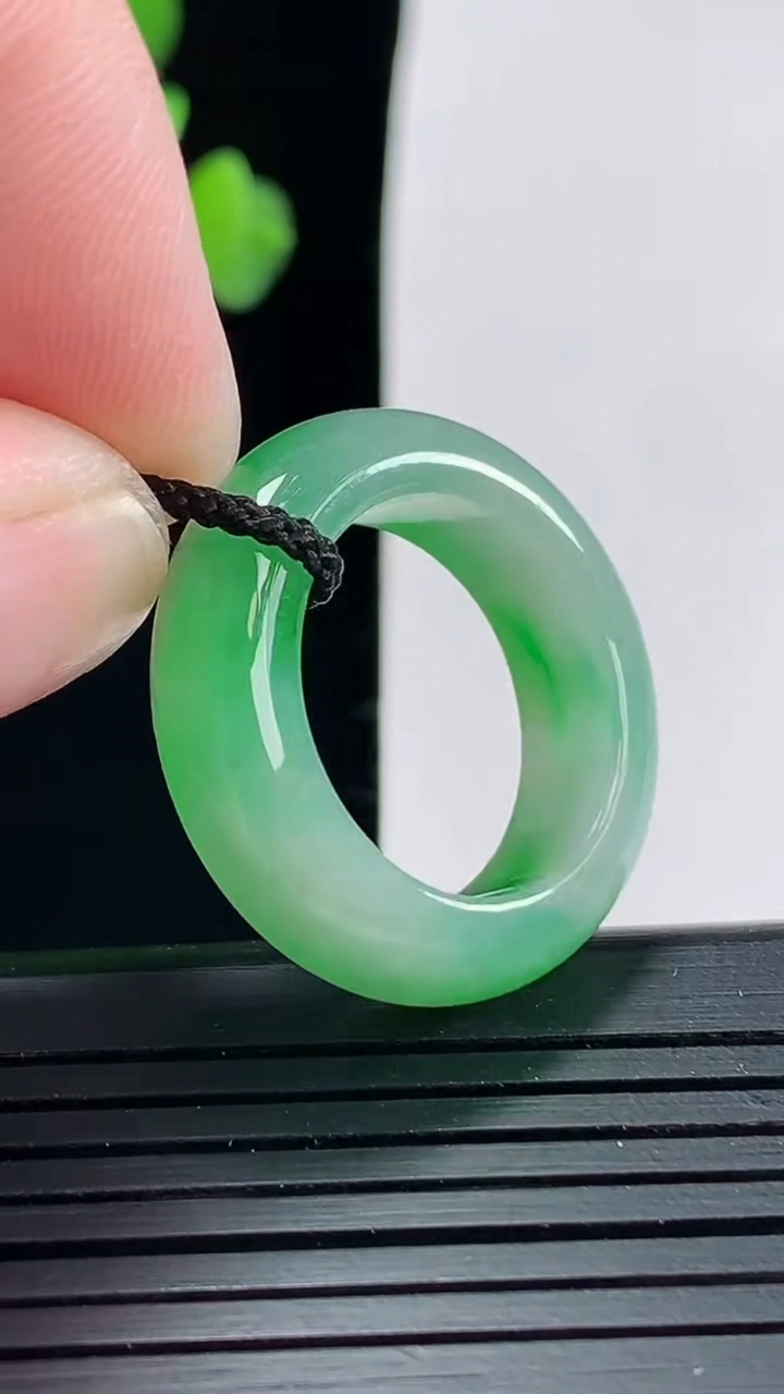 天然A货翡翠玉指环戒指，尺寸18-7-4.6重量:6.39g2026年4月25日
工厂直销收藏佳品,种好水足，色泽均匀，有种有色，上手高大气！