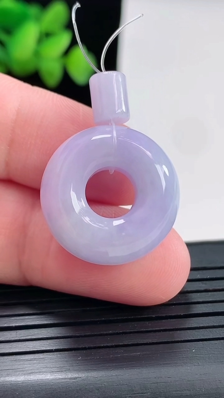 天然A货翡翠紫罗兰平安环吊坠尺寸21.5-9.6重量:8.71g
4月25日