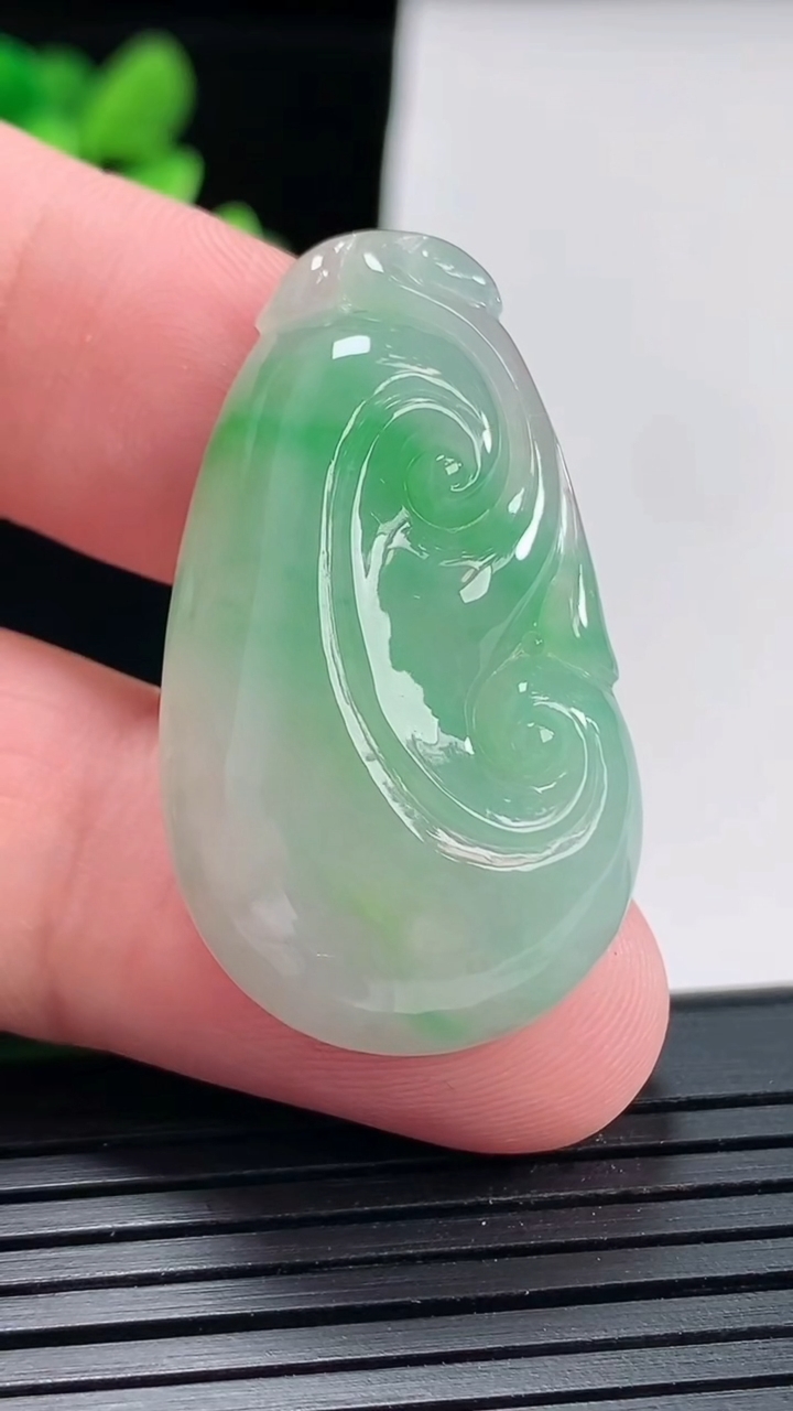 天然A货翡翠如意吊坠，尺寸36.5-21-6重量:8.51g
4月25日