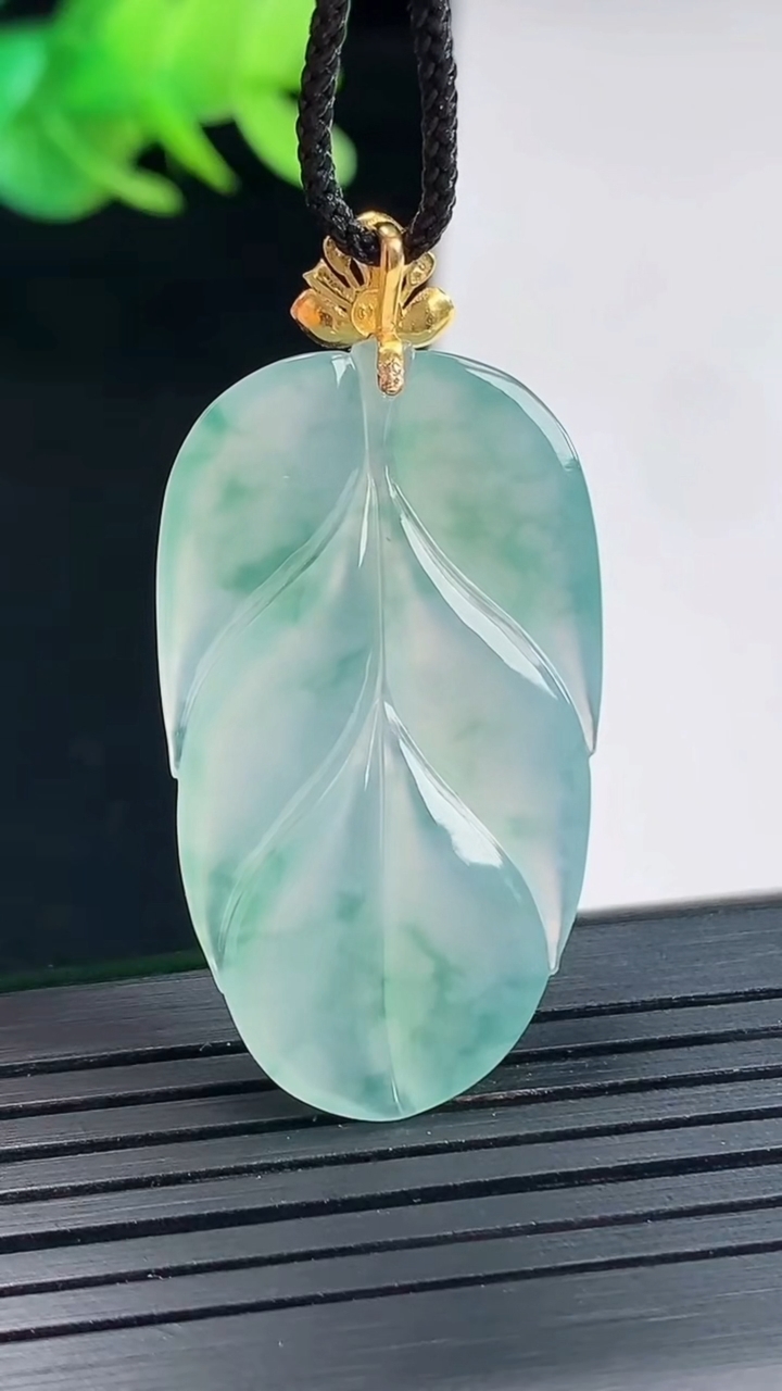 天然A货翡翠种飘花金枝玉叶 叶子吊坠，尺寸35-21-4重量:6.31g
4月25日